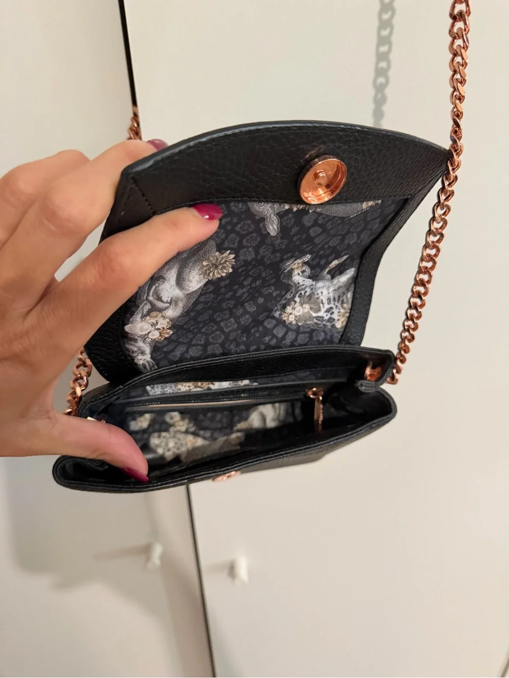 Ted Baker Black Pebbled Leather Crossbody with Rose Gold Chain & Bow - Picture 4 of 4